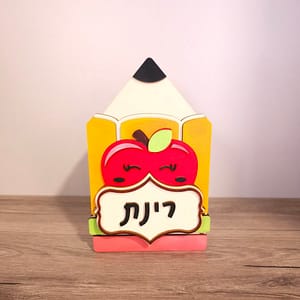 מעמד לעפרונות עם שם