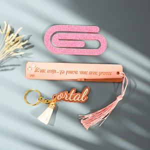 מארז סימנייה + מחזיק מפתחות שם + סימניית אטב ג'מבו